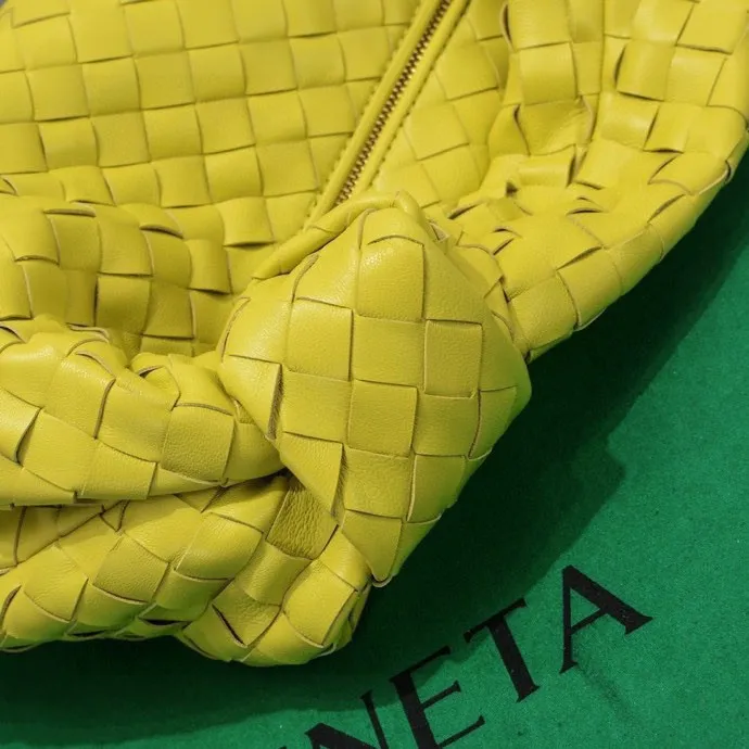 Batch 1460 BV Bottega Veneta 2022 Early Spring New Ladies Medium JODIE Handbag BV Bag 🔥The new method is to round the corners on the original basis and knot the round hobo bag with classic woven leather. The most iconic triangular pull-out design, using sheepskin draped soft shape, is super suitable for concave shapes~ Jodie feels really gentle to people, and is definitely the best item for daily matching. It has the same weave, new elements and twists, and is versatile. It is the new favorite of street style Internet celebrities! Size: 36*21*13 Model: 6697